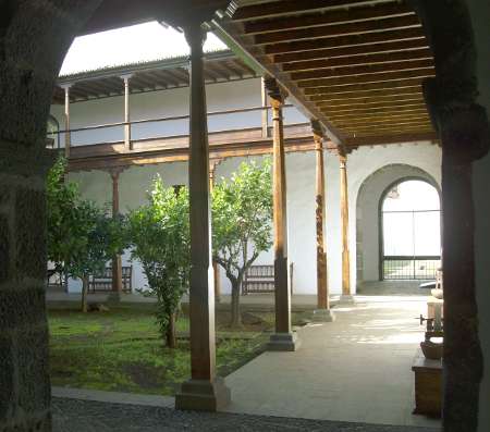 Island museum courtyard The courtyard with the orange trees, Island Museum, Santa Cruz de la Palma