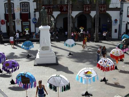 Pandorgas in the Plaza España, Santa Cruz de la Palma, today. Pandorgas in the Plaza España, Santa Cruz de la Palma, today.