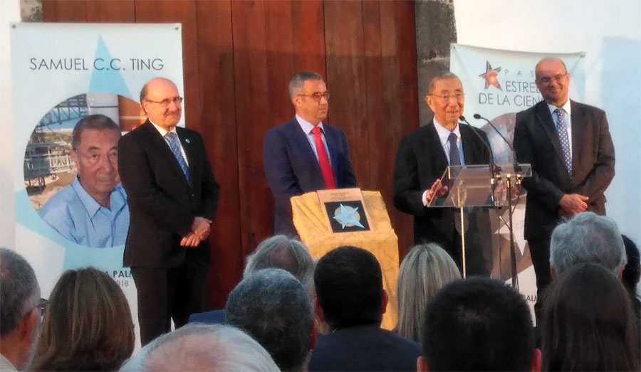 Samuel Ting being given his star in the San francisco convent in Santa Cruz de La Pama