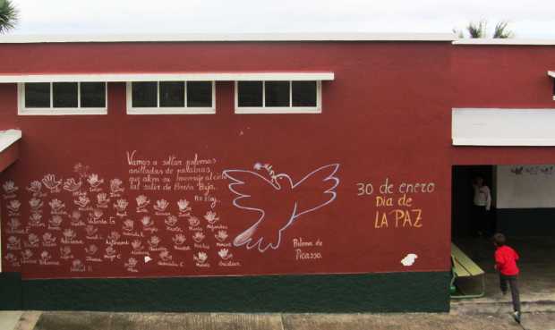 eace Day doves at an infant school, Breña Baja